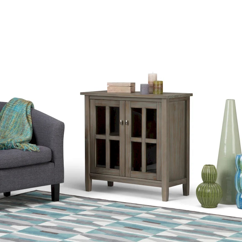 Meuble de rangement bas transitionnel en bois massif de 32 pouces de large avec étagères intérieures pour salon
