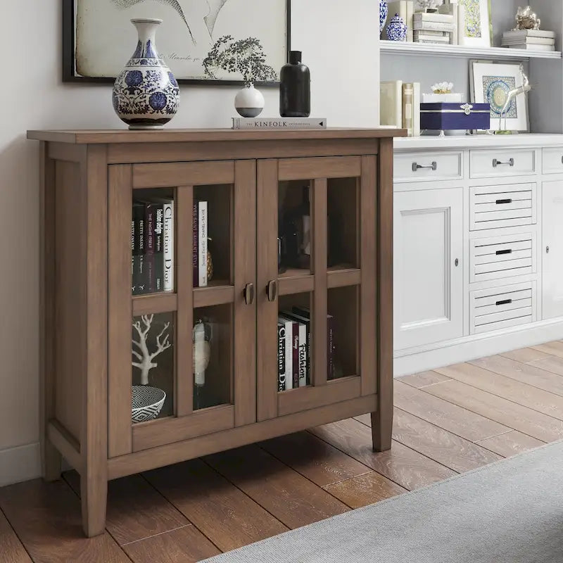 Meuble de rangement bas transitionnel en bois massif de 32 pouces de large avec étagères intérieures pour salon