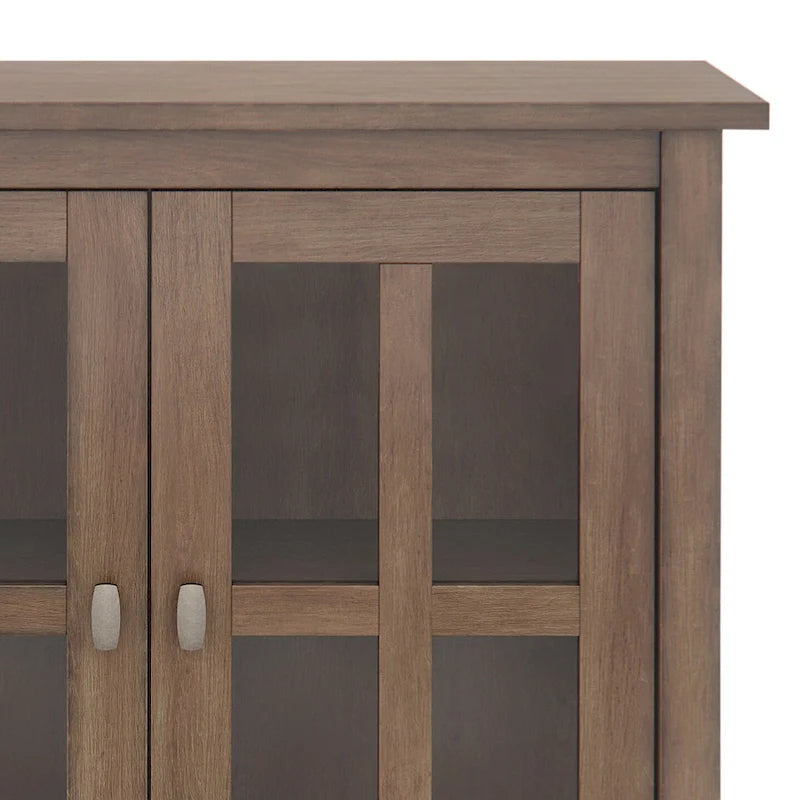 Meuble de rangement bas transitionnel en bois massif de 32 pouces de large avec étagères intérieures pour salon