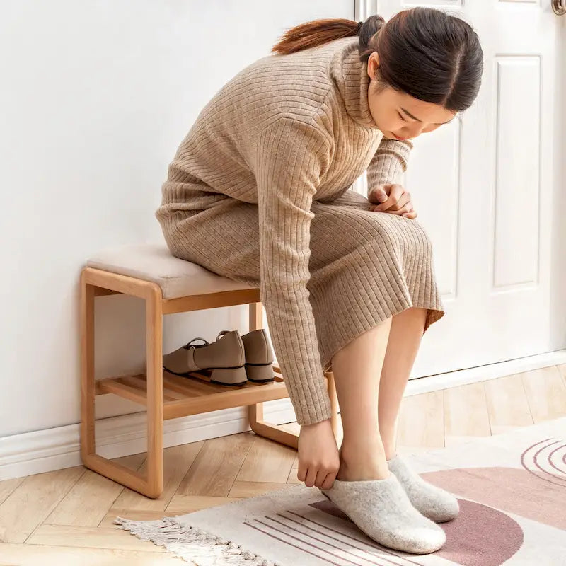 Banc de rangement pour chaussures en bois massif avec assise rembourrée et étagères inférieures ouvertes
